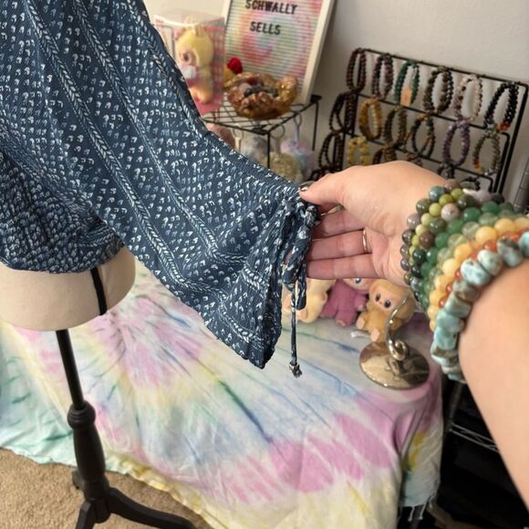 Lulus Blue Patterned Women's top boho medium ruched sleeve - Picture 4 of 9
